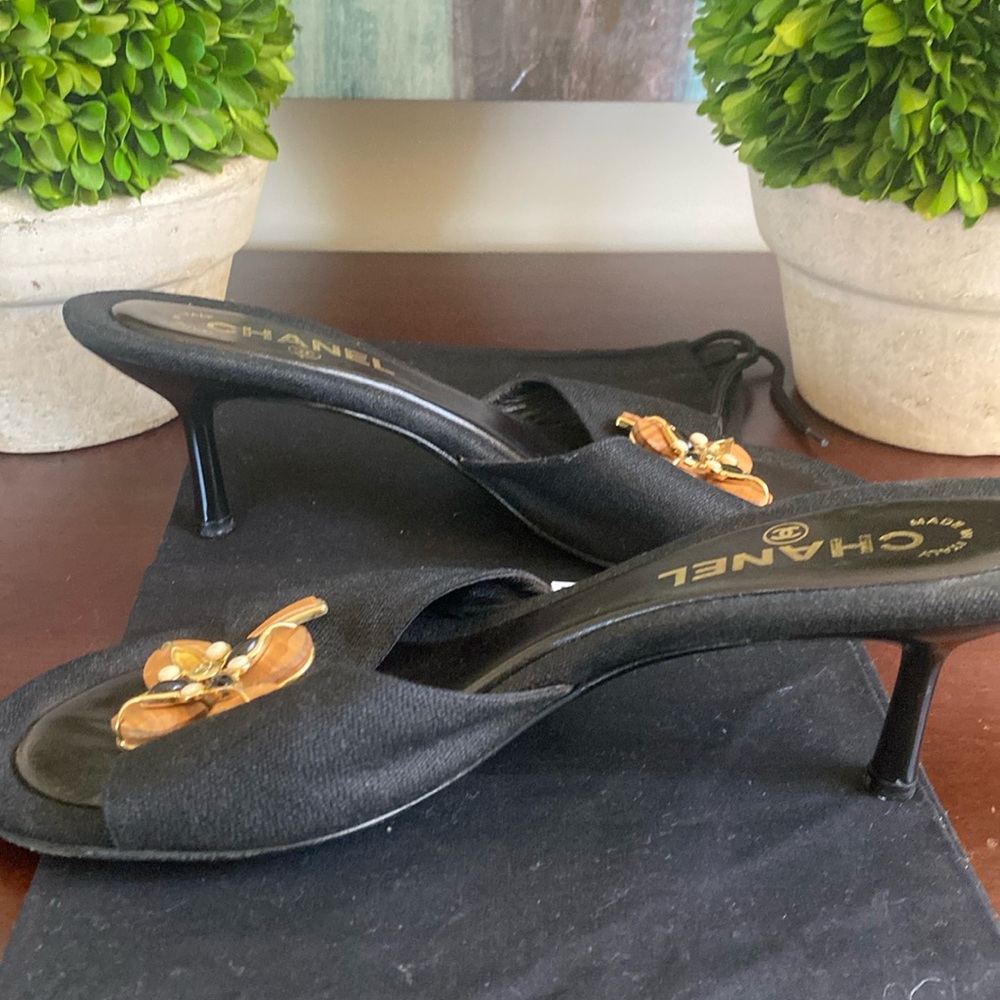 CHANEL 🖤BLACK🖤 LINEN HEELED SANDALS GOLD/WOOD FLORAL ACCENT SIZE 39.5 🌟GUC🌟 - Picture 9 of 17